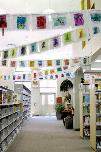 Bibliothèque avec l'exposition Hissons nos couleurs de Nadia Nadège